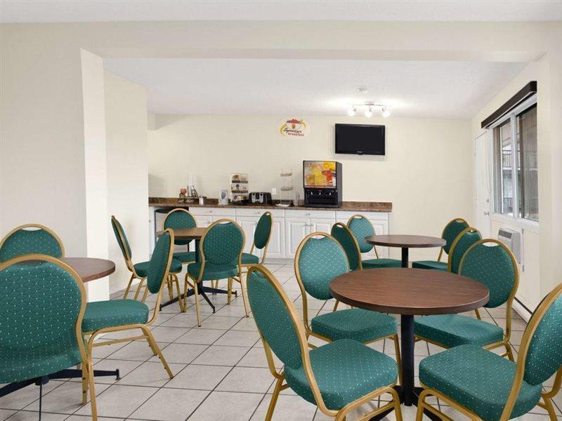 Super 8 By Wyndham Kamloops East Motel Exterior photo